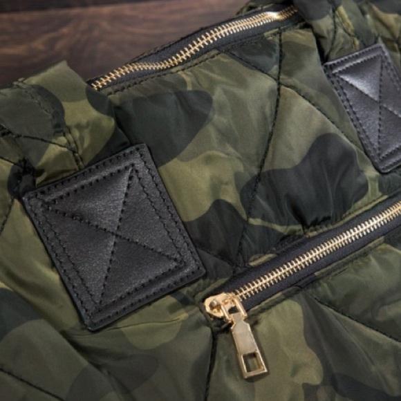 🔥 RESTOCKED!🔥 Camo Puffer Tote Bag - Picture 8 of 14